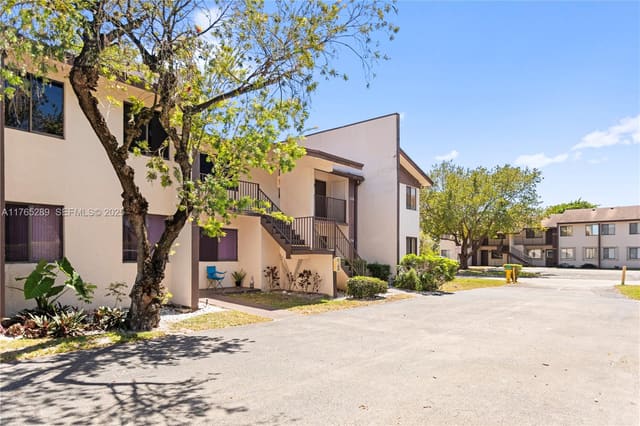 174 W Laurel Drive 1104, Margate, FL 33063