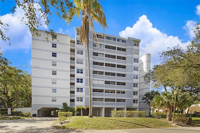 3301 Spanish Moss Terrace 904, sold in Lakes Of Inverrary, Lauderhill, FL