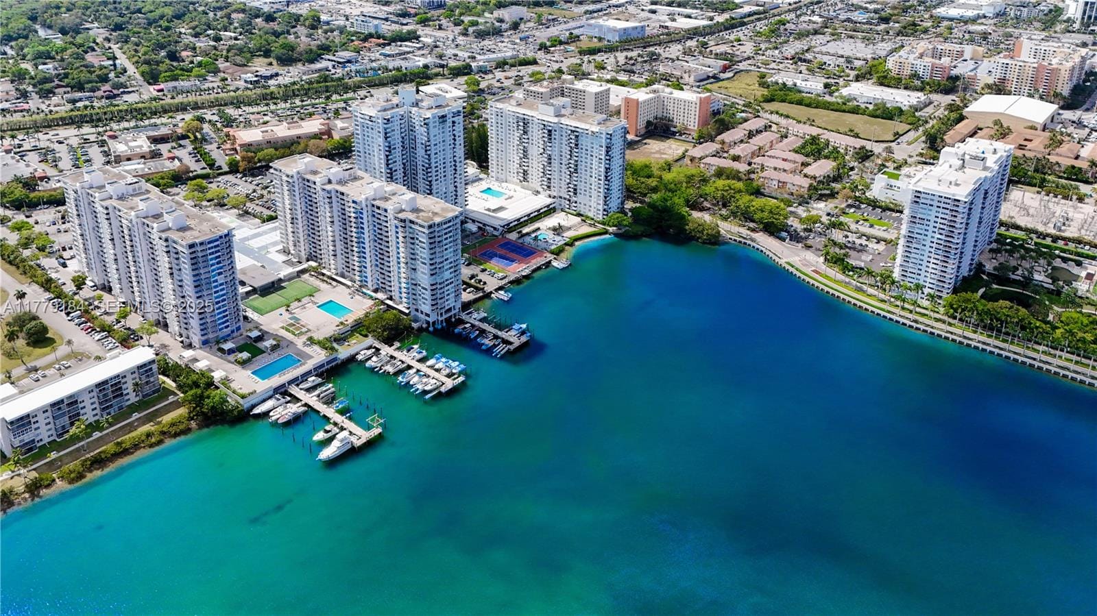18031 Biscayne Boulevard 1904, Aventura, FL 33160 photo 2