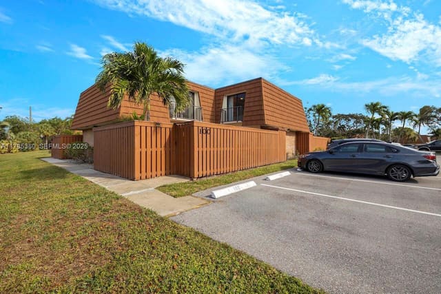 3900 County Line Road 10C, Tequesta, FL 33469