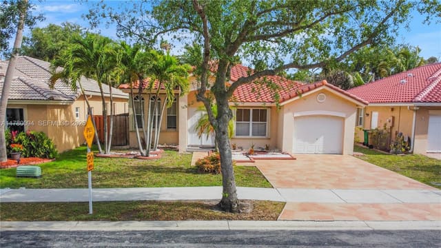 14261 N Royal Cove Circle, Davie, FL 33325
