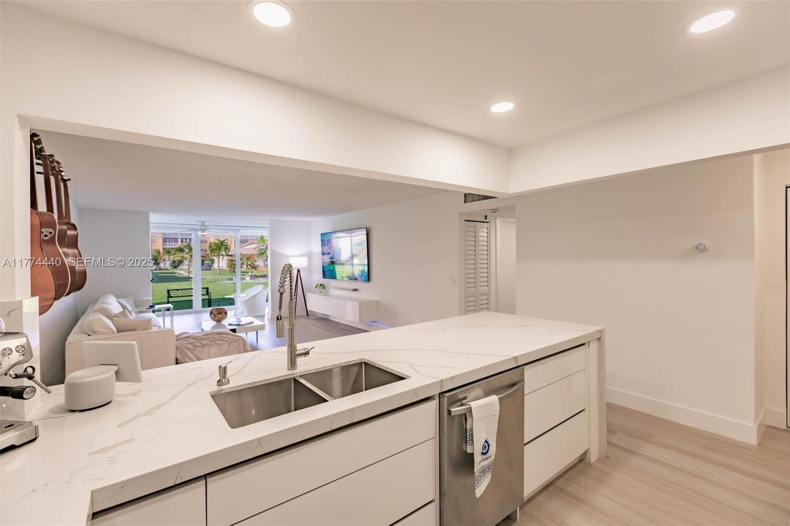 201 SE 11th Terrace 104 — photo 4