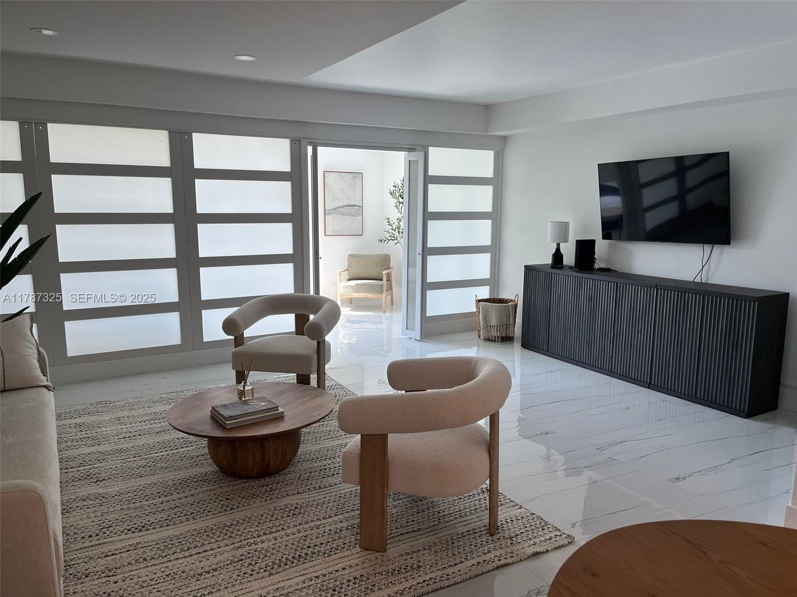 2301 Collins Avenue 628 — photo 2