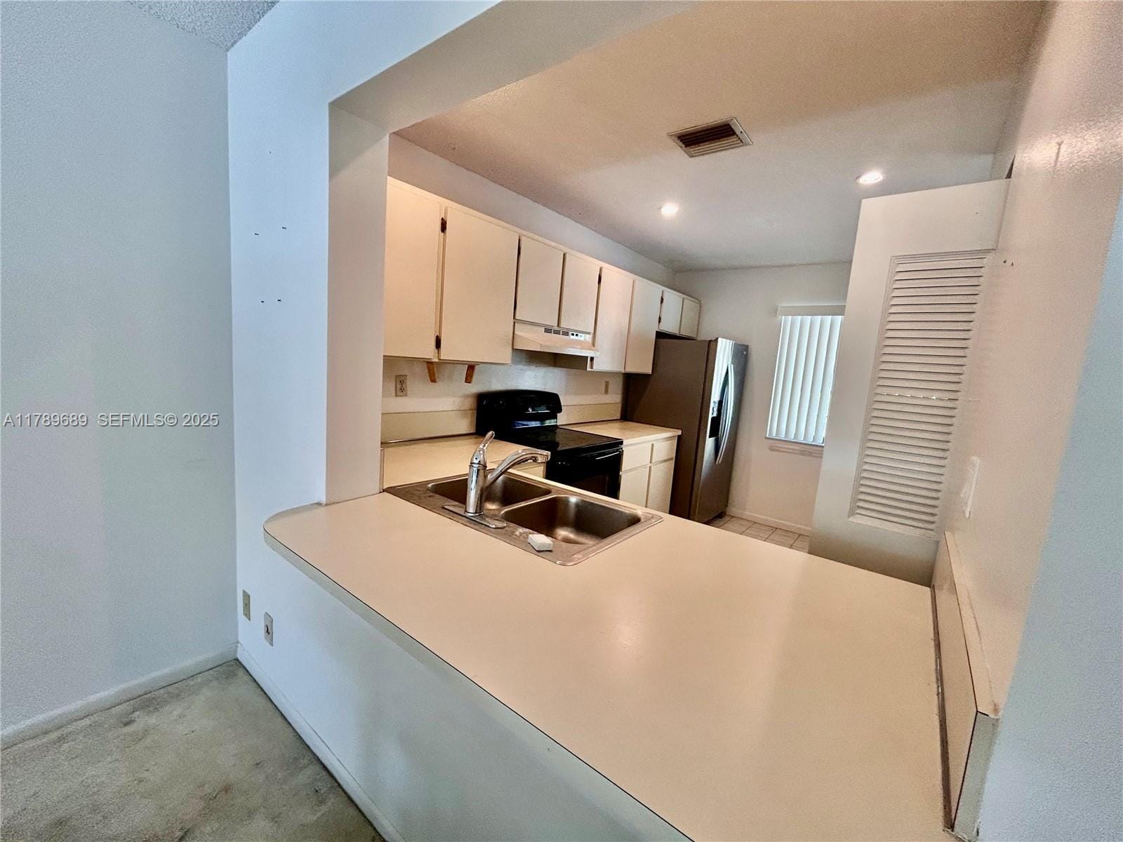 156 W Laurel Drive 1006 — photo 2