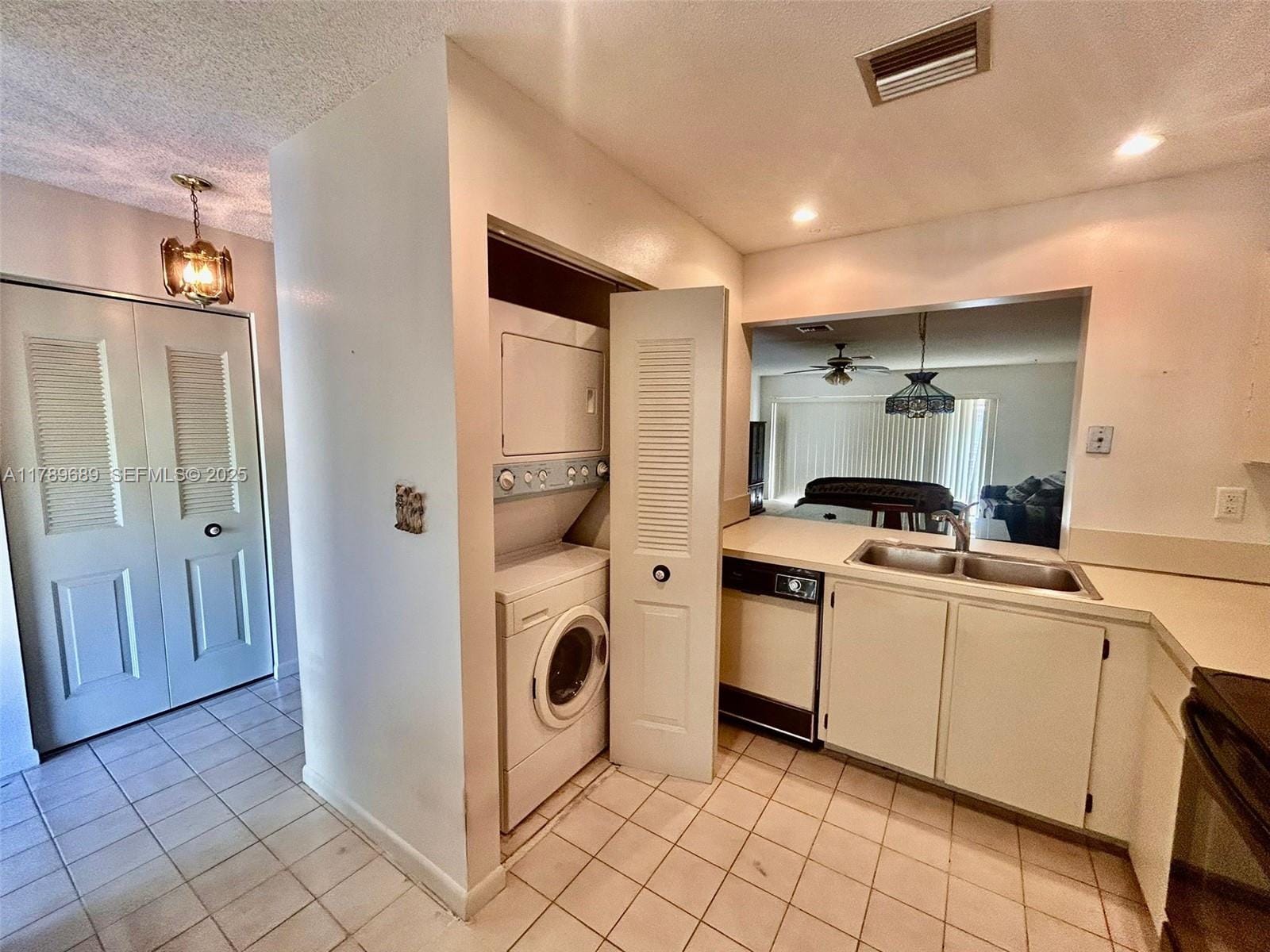 156 W Laurel Drive 1006 — photo 3