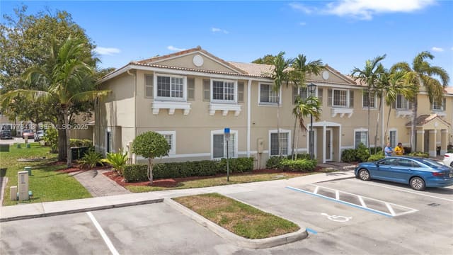 5951 London Lane, Tamarac, FL 33321