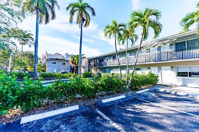 95 Edgewater Drive 105, sold in Edgewater of Coral Gables, Coral Gables, FL