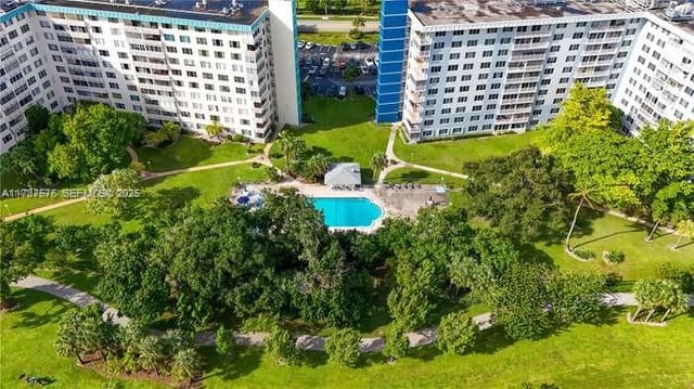 4200 Hillcrest Drive 1017, sold in Hillcrest East No 24 Cond, Hollywood, FL