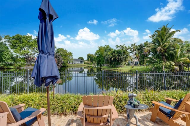610 Lake Dasha Circle, sold in Jacaranda Area 12, Plantation, FL