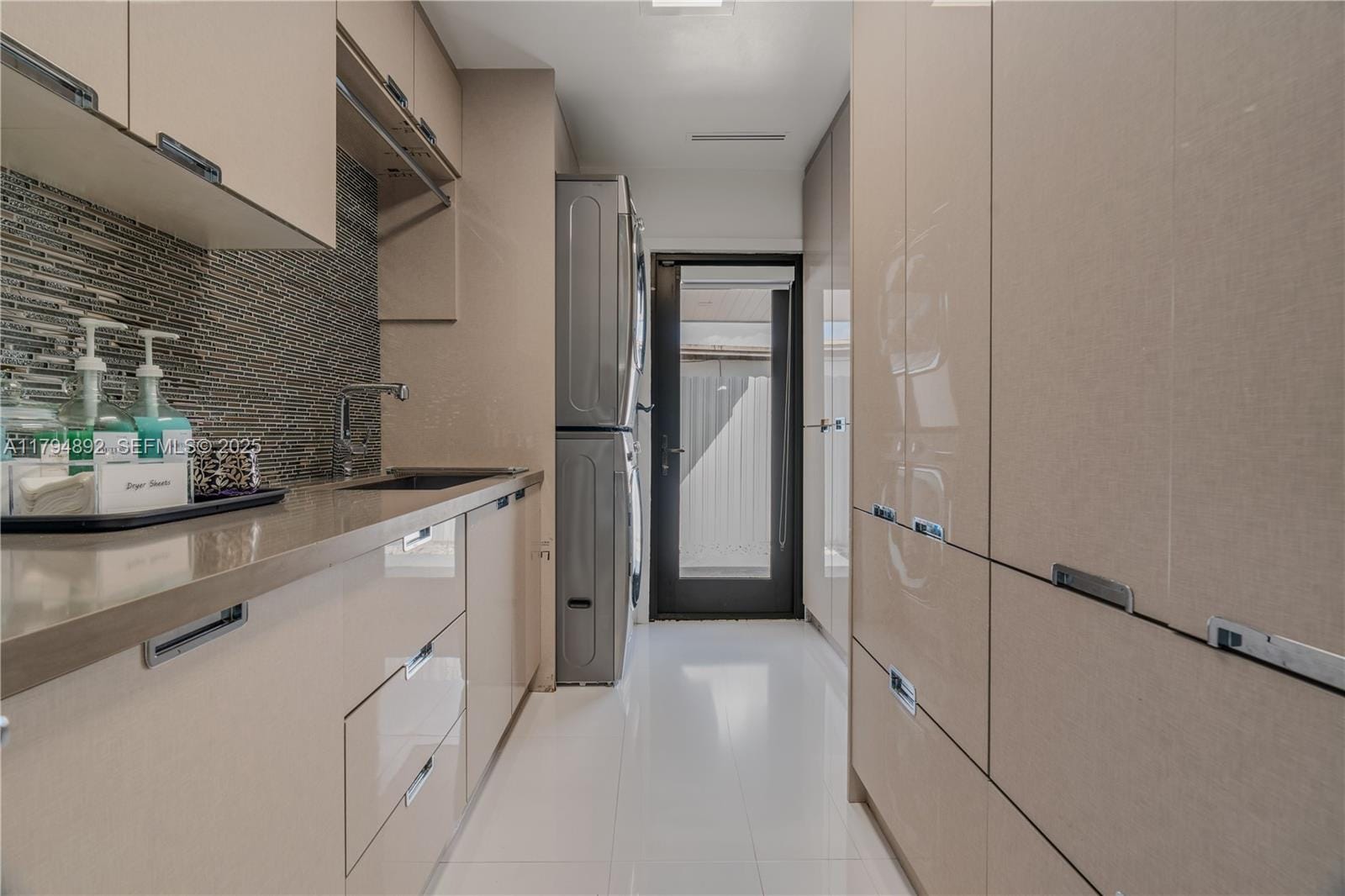 2901 Village Green Drive — photo 5