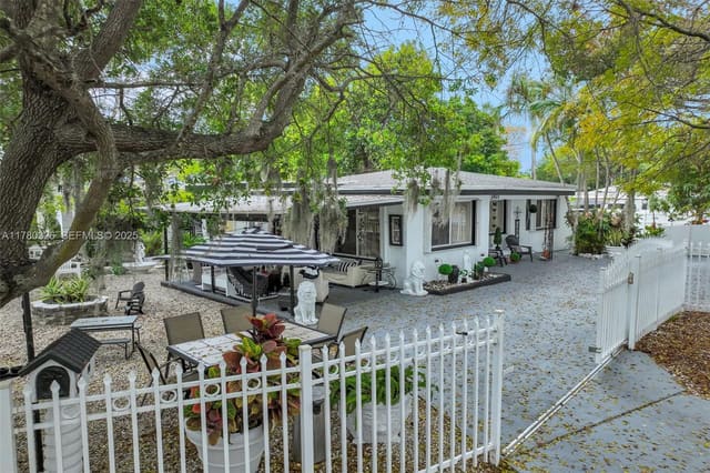 11425 NW 18th Avenue, sold in Queens Park, Miami, FL