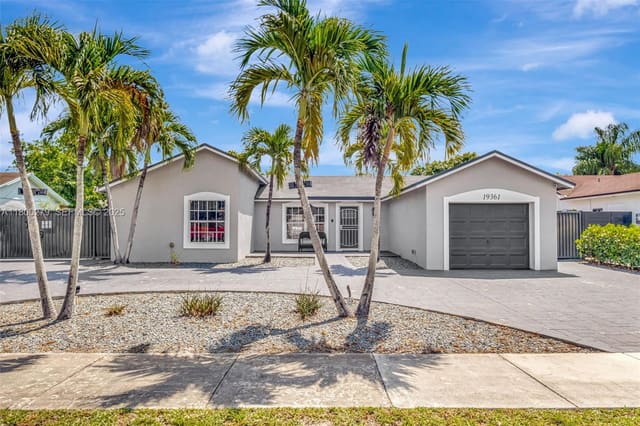 19361 NW 61st Avenue, Hialeah, FL 33015