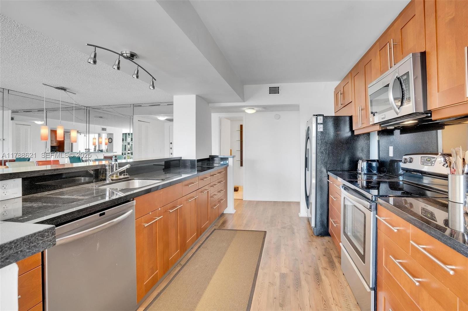 600 Parkview Drive 422(+DEN) — photo 11