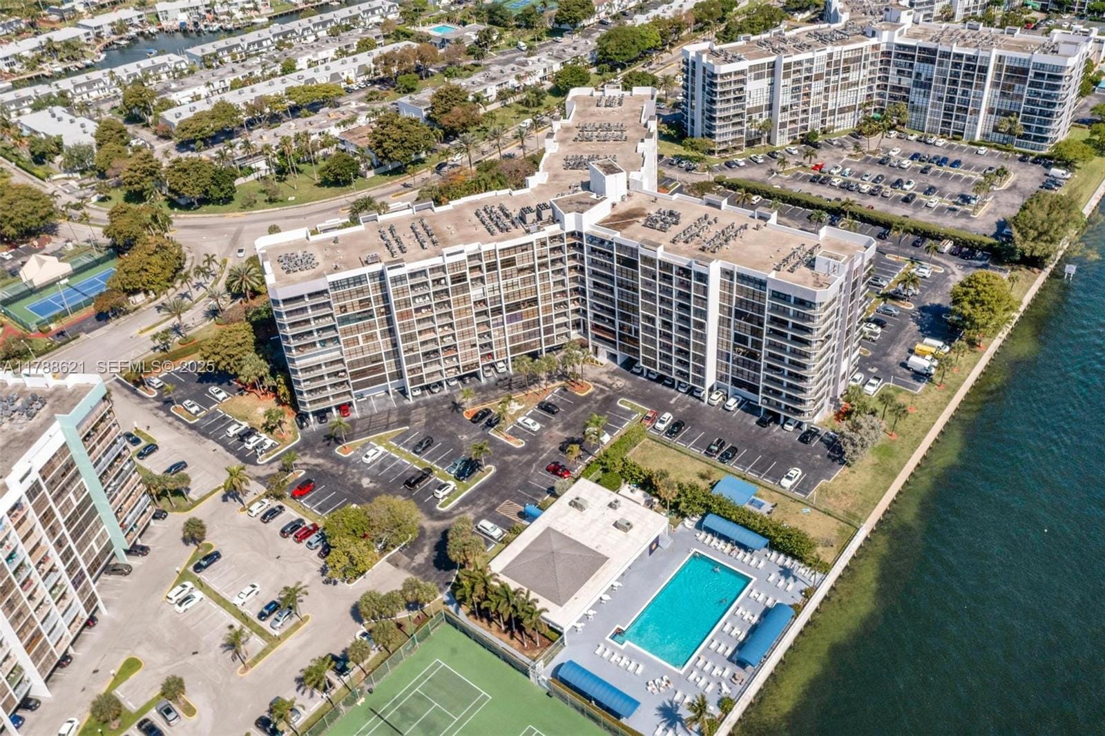600 Parkview Drive 422(+DEN), Hallandale Beach, FL 33009 photo 17