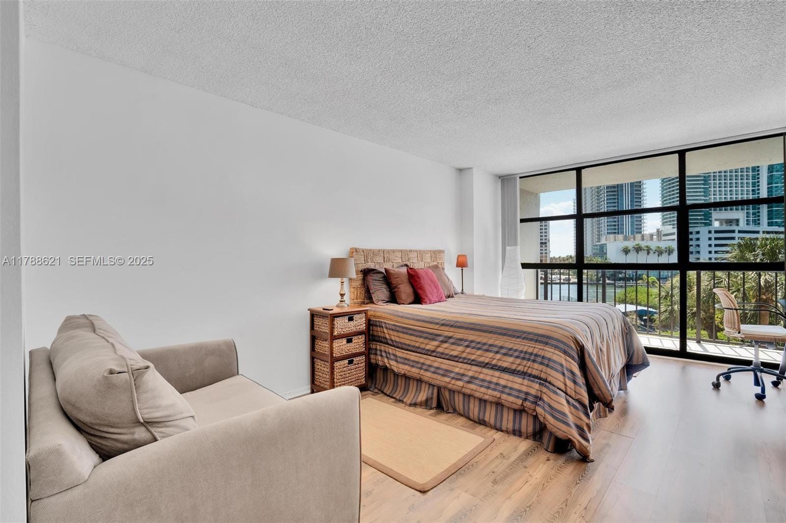 600 Parkview Drive 422(+DEN) — photo 4