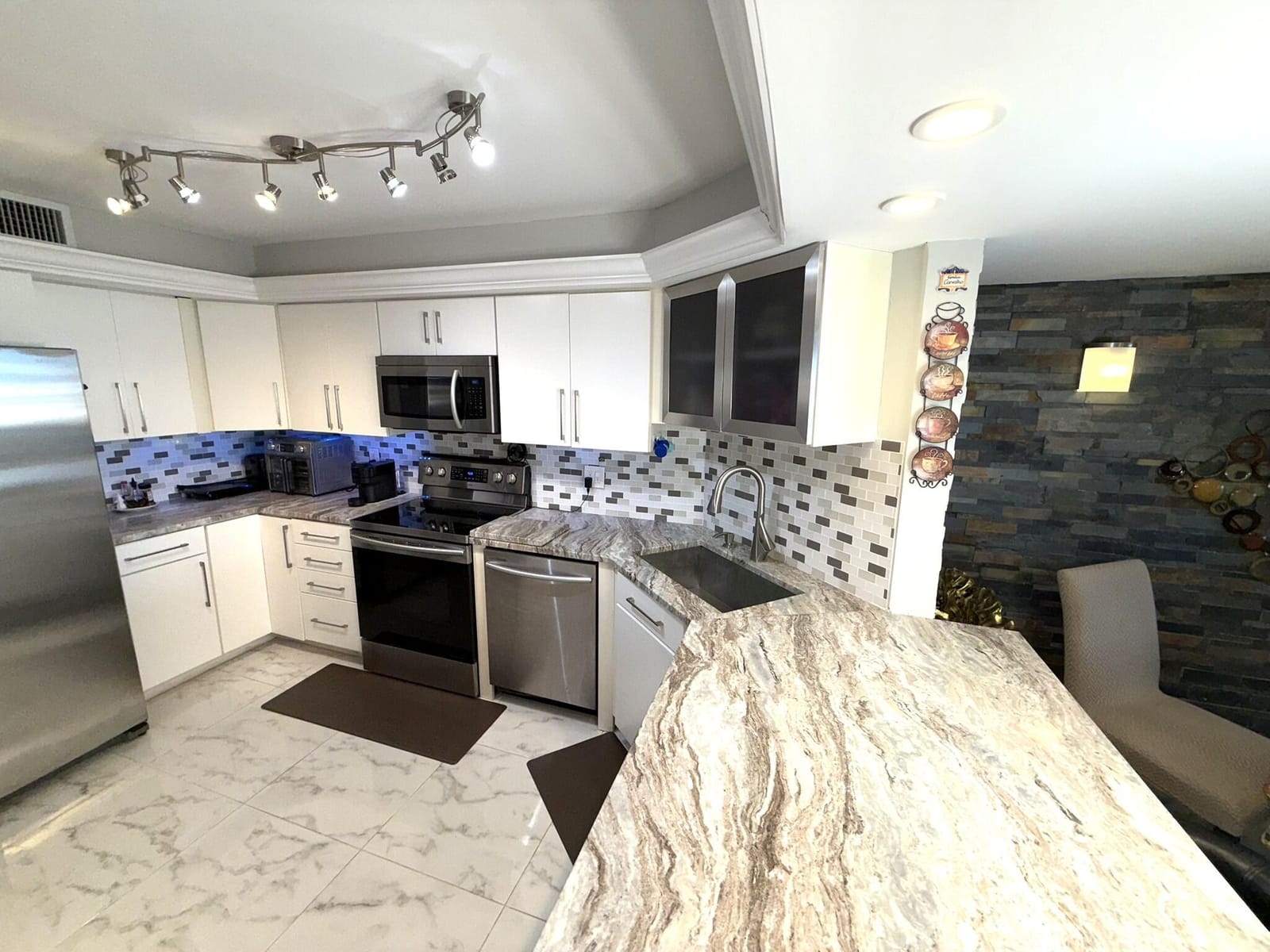 2425 Presidential Way 1804, West Palm Beach, FL 33401