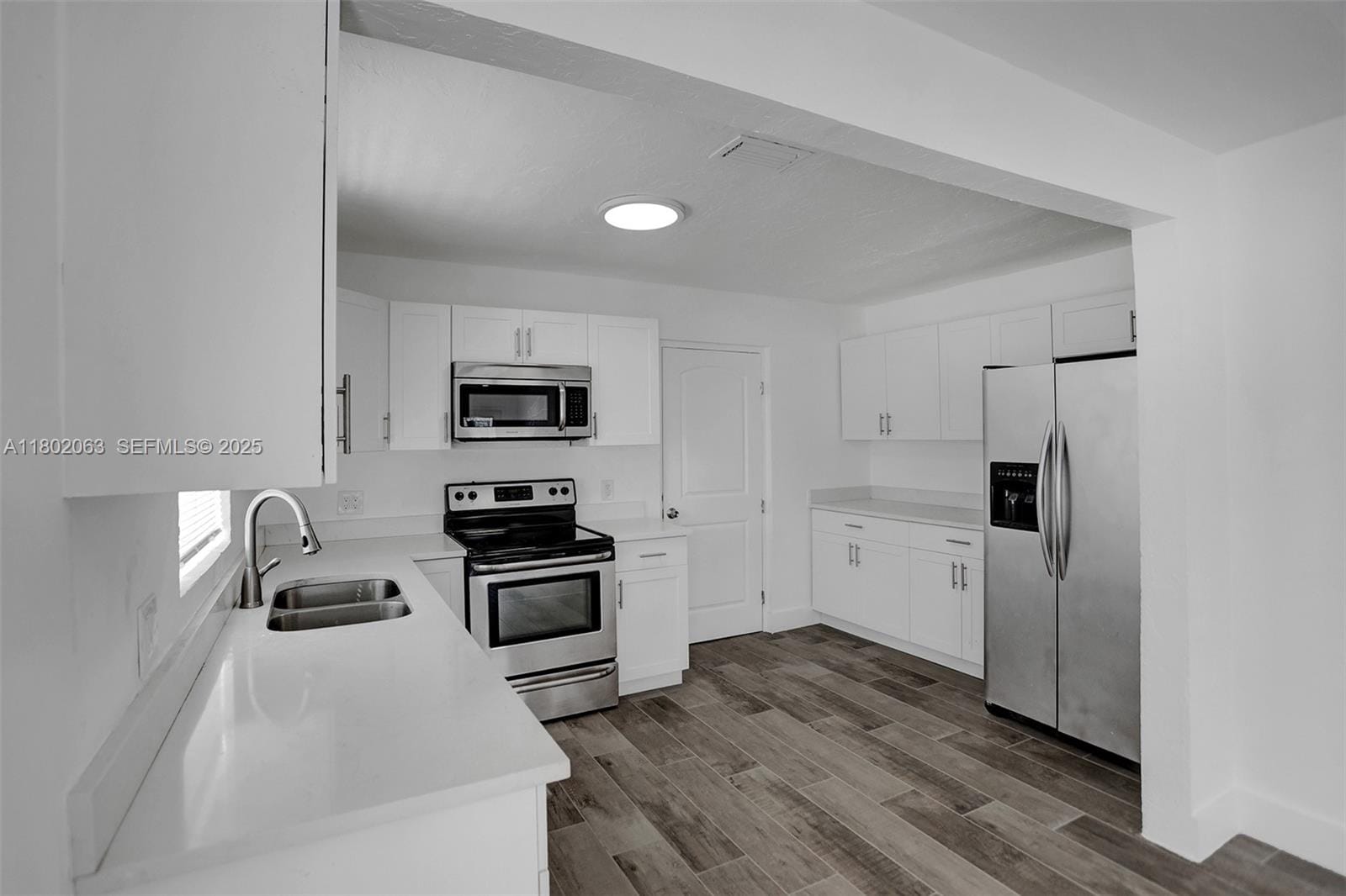 242 SW 9th Street — photo 6