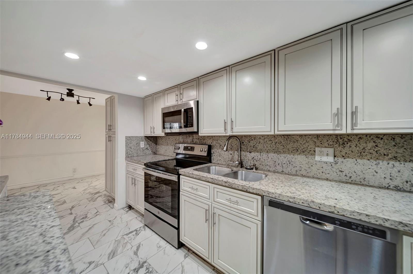 4165 SW 66th Way 137 — photo 8