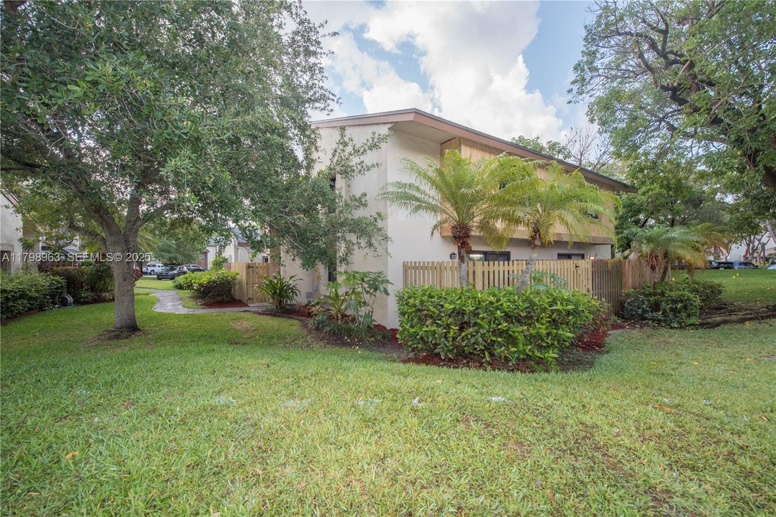 10945 SW 113th Place 1B — photo 3