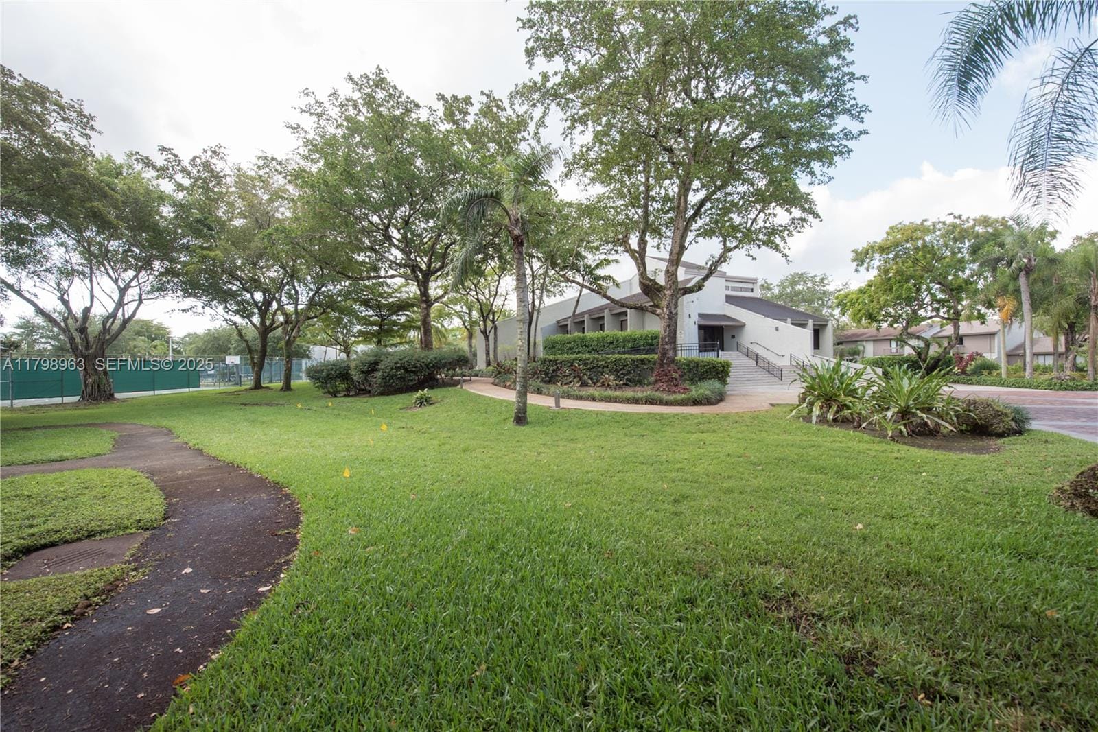 10945 SW 113th Place 1B — photo 8