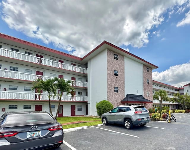 4140 NW 44th Avenue 116, sold in Oakland Estates, Lauderdale Lakes, FL
