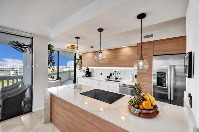 1000 W Island Boulevard 611, Aventura, FL 33160