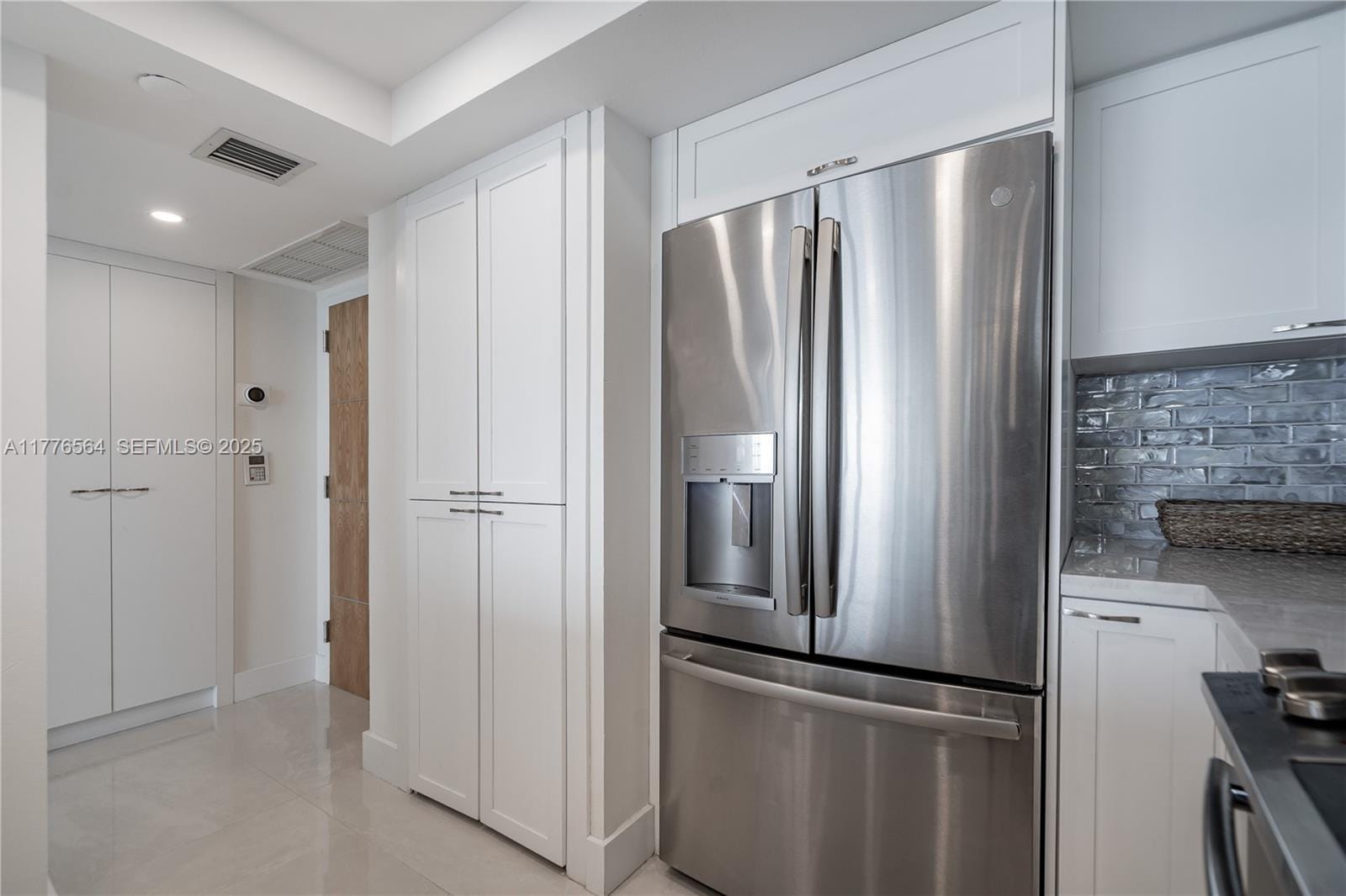 400 S Pointe Drive 702 — photo 8