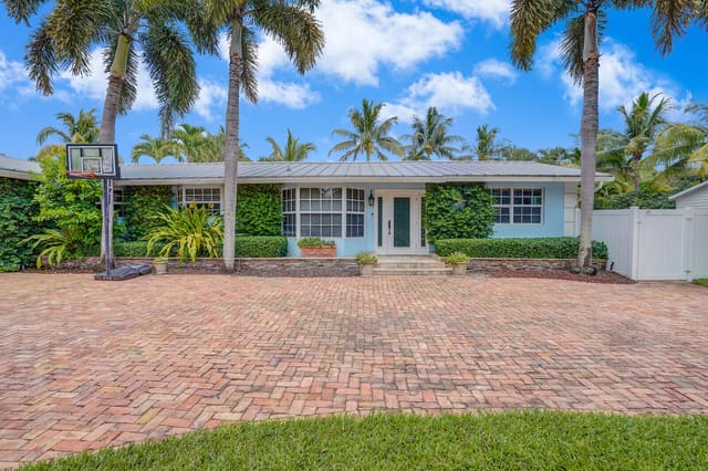 4040 Gem Lake Drive, sold in Glen Ridge