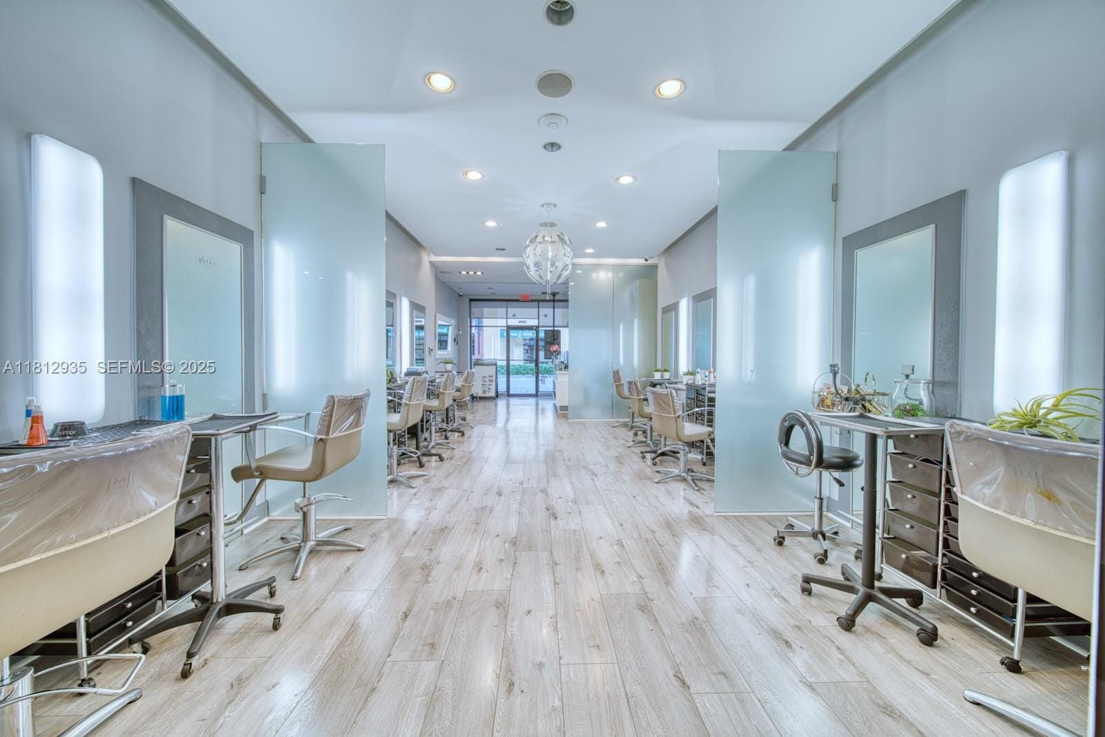 Full Service Full Service Beauty Salon On Sunset Dr & 57th Avenue — photo 2