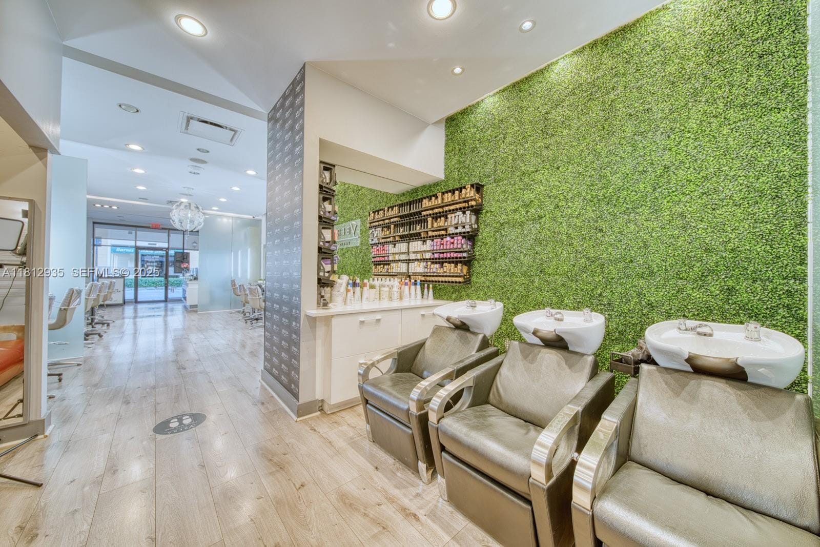 Full Service Full Service Beauty Salon On Sunset Dr & 57th Avenue — photo 11