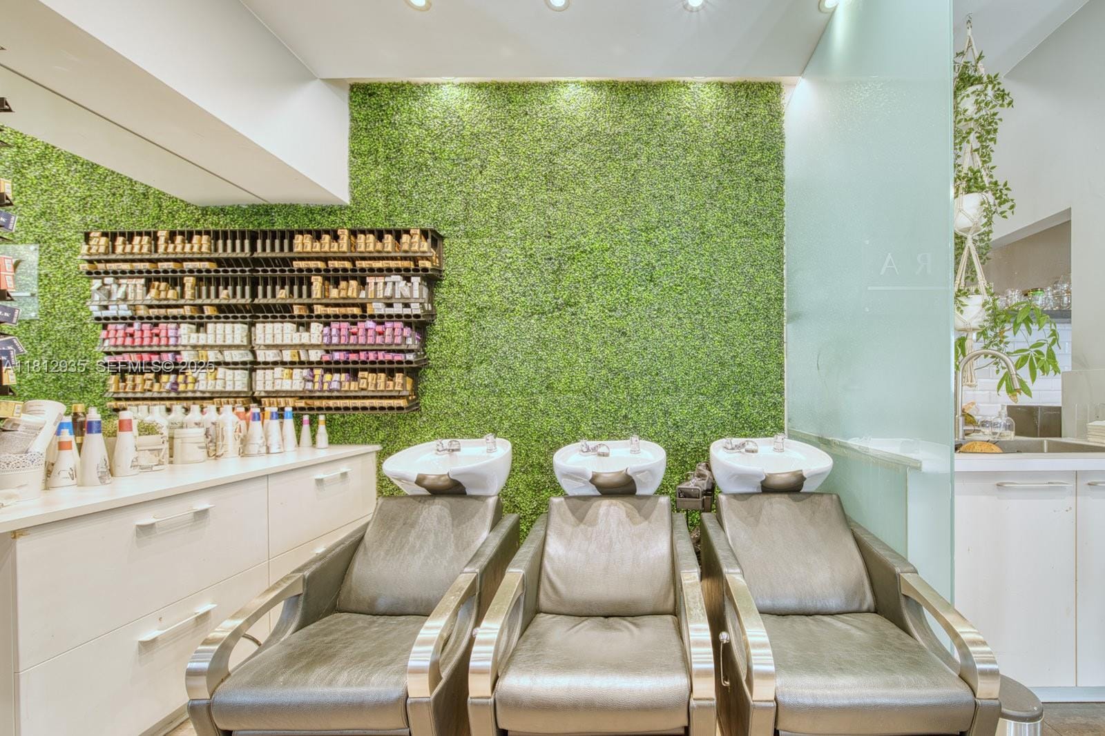 Full Service Full Service Beauty Salon On Sunset Dr & 57th Avenue — photo 12