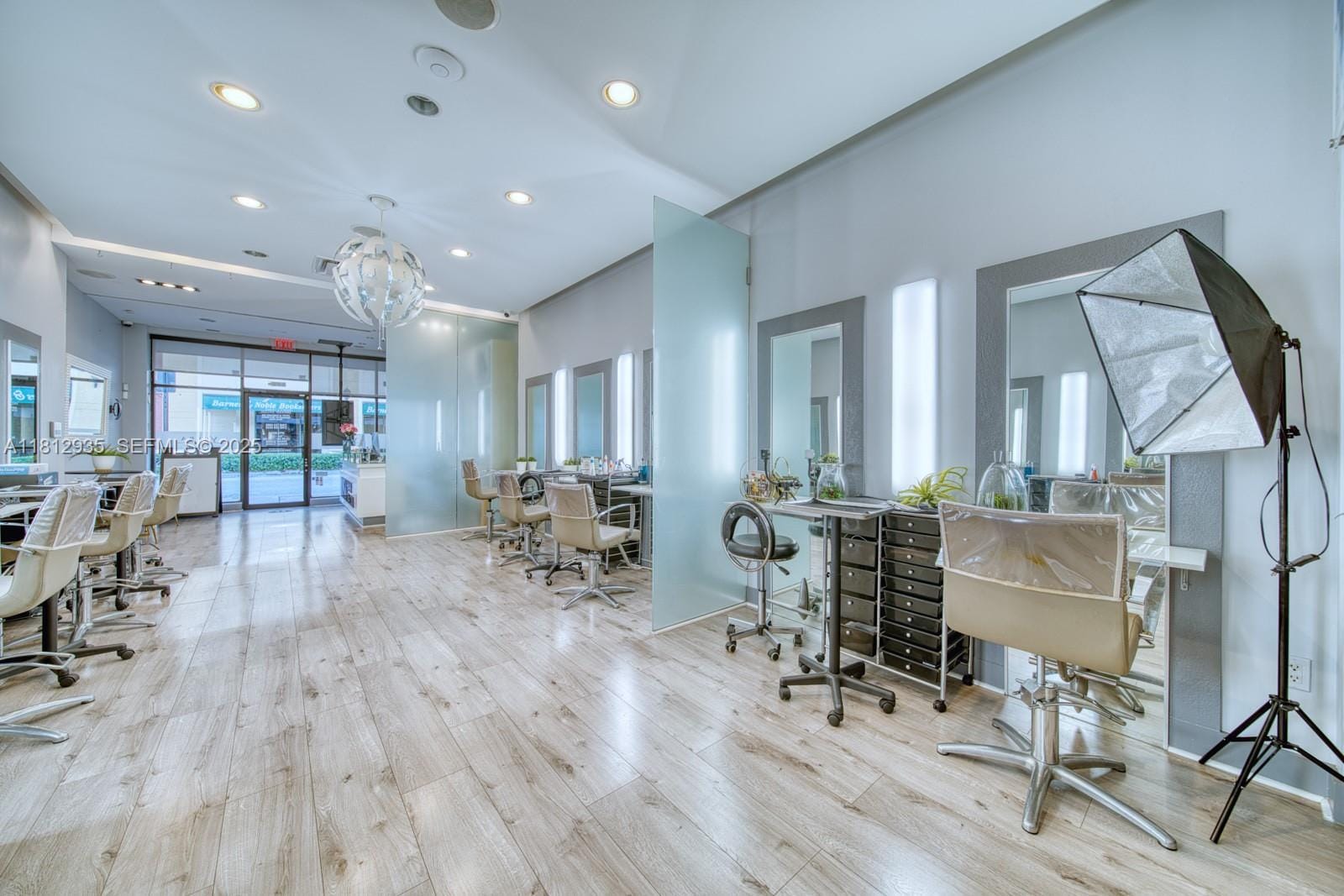 Full Service Full Service Beauty Salon On Sunset Dr & 57th Avenue — photo 3