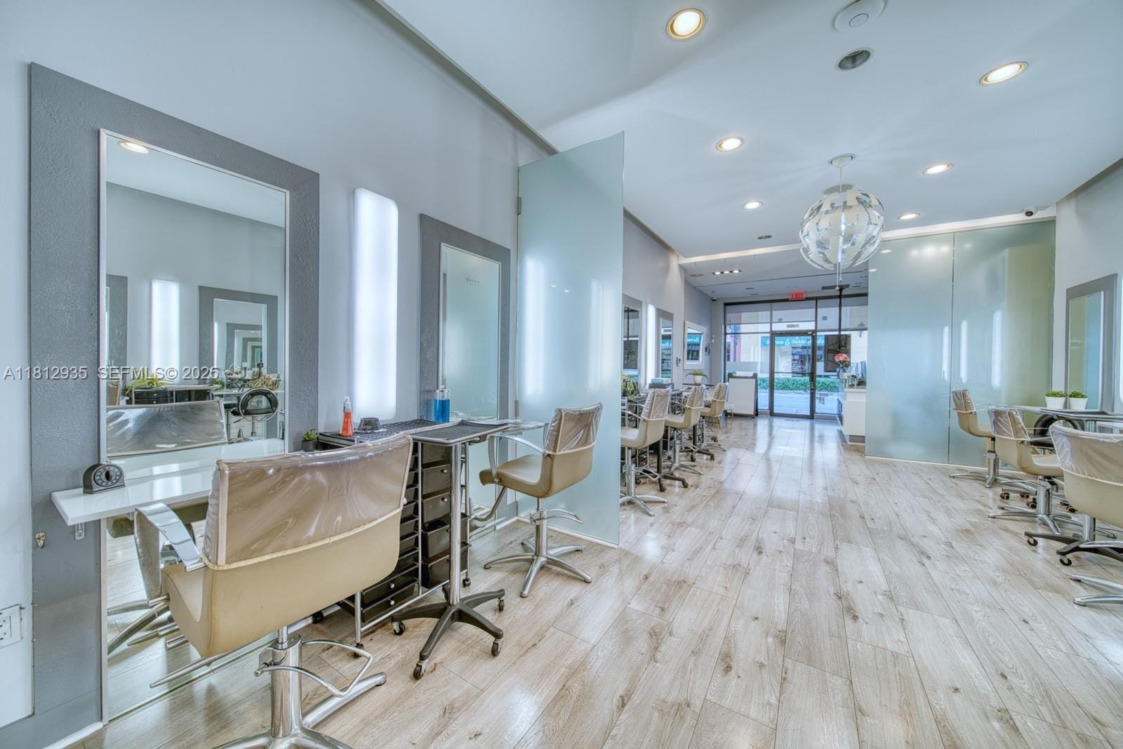 Full Service Full Service Beauty Salon On Sunset Dr & 57th Avenue — photo 5