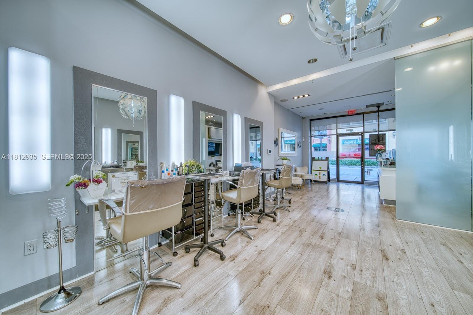 Full Service Full Service Beauty Salon On Sunset Dr & 57th Avenue — photo 6