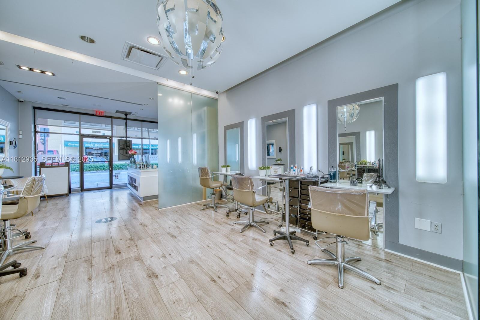 Full Service Full Service Beauty Salon On Sunset Dr & 57th Avenue — photo 7