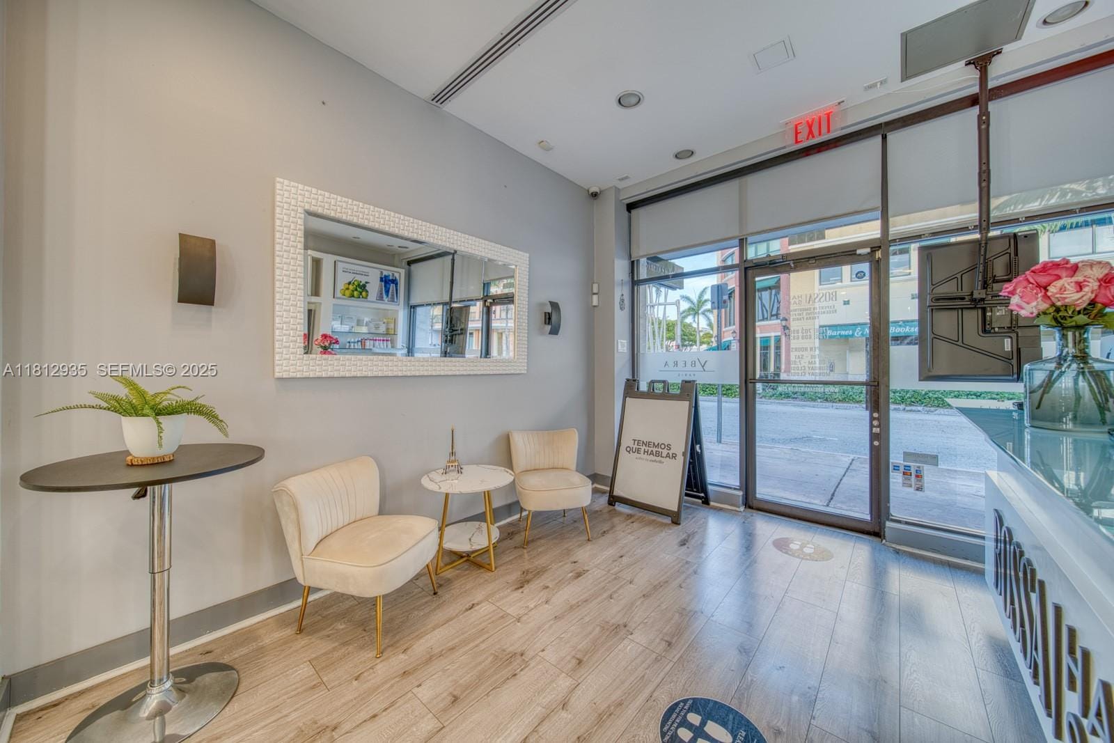 Full Service Full Service Beauty Salon On Sunset Dr & 57th Avenue — photo 9