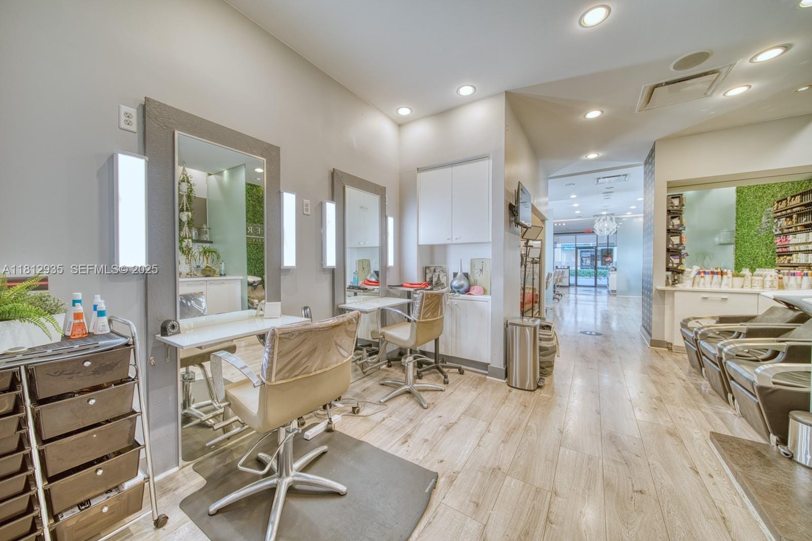 Full Service Full Service Beauty Salon On Sunset Dr & 57th Avenue — photo 10