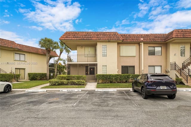 374 Lakeview Drive 101, Weston, FL 33326