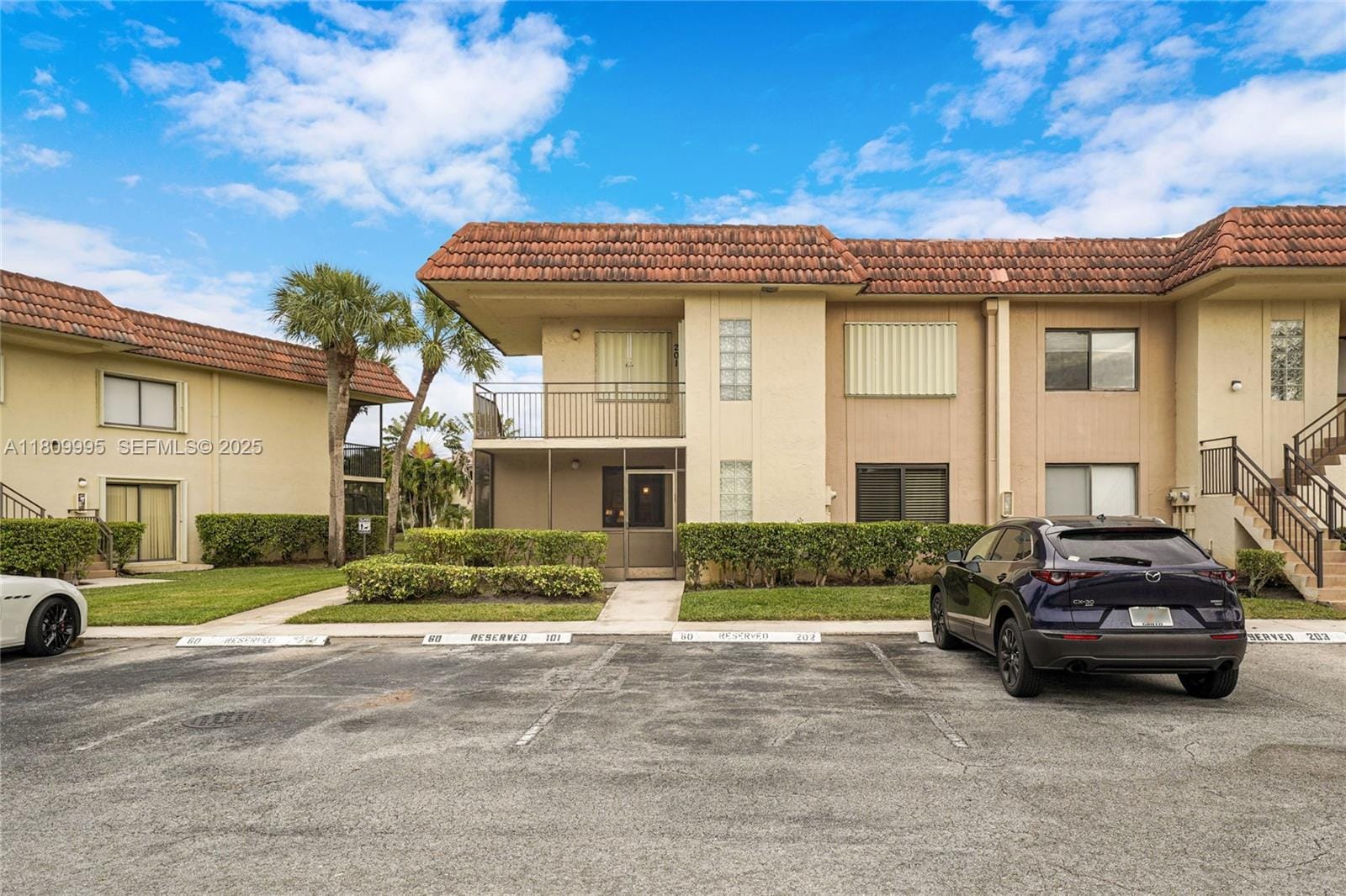 374 Lakeview Drive 101, Weston, FL 33326
