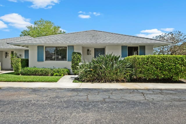 616 Club Drive 616, sold in Club Cottages, Palm Beach Gardens, FL