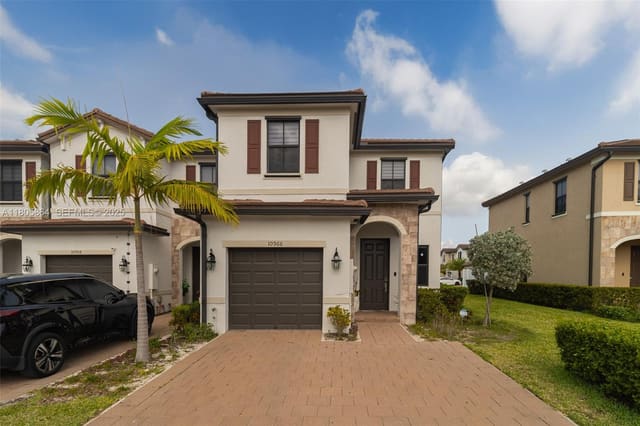 10966 W 33rd Way, Aquabella North, Hialeah, FL