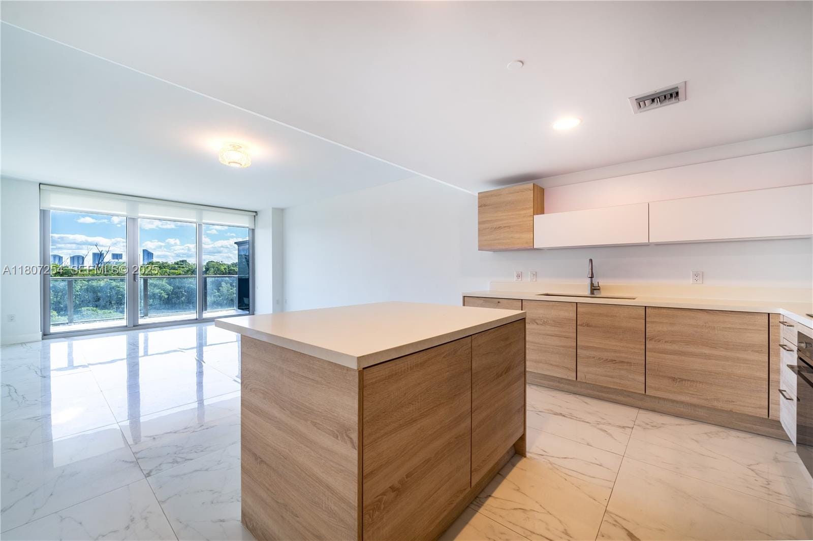 16385 Biscayne Boulevard 417, North Miami Beach, FL 33160 photo 14