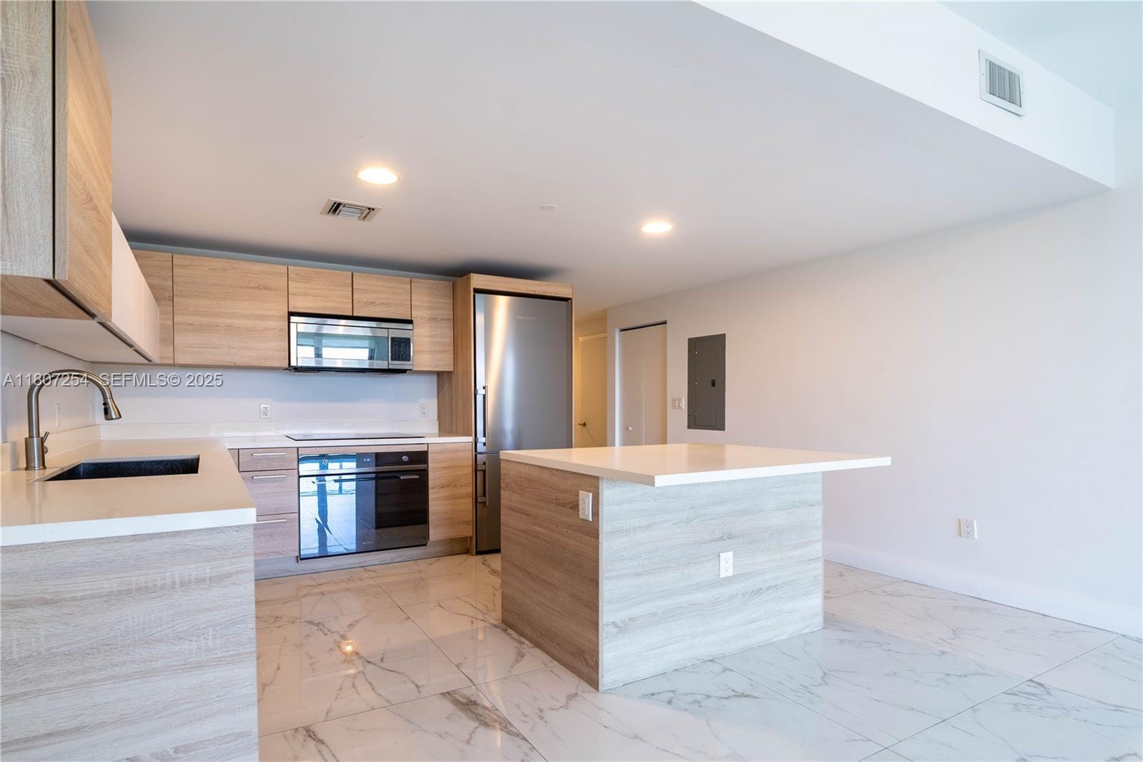 16385 Biscayne Boulevard 417, North Miami Beach, FL 33160 photo 15