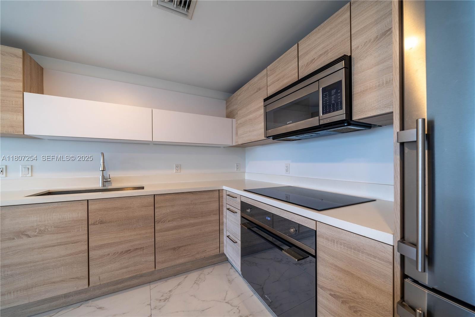 16385 Biscayne Boulevard 417, North Miami Beach, FL 33160 photo 16