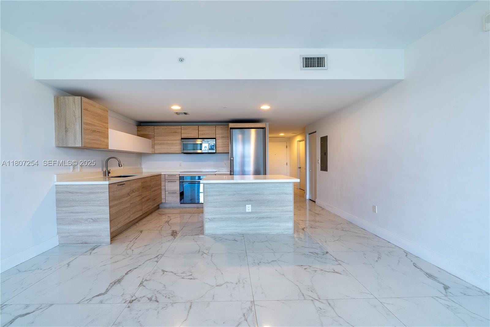 16385 Biscayne Boulevard 417, North Miami Beach, FL 33160 photo 21