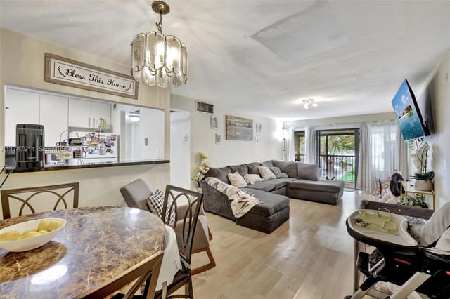 5841 Washington Street 62, sold in Hampton Court, Hollywood, FL