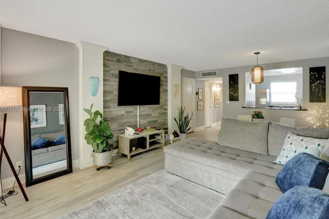 103 Royal Park Drive 3D, Oakland Park, FL 33309