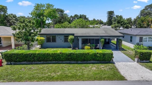 1090 SW 31st Street, sold in Oak Grove, Fort Lauderdale, FL