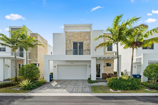 6746 NW 103rd Avenue, sold in Doral Palms South, Doral, FL