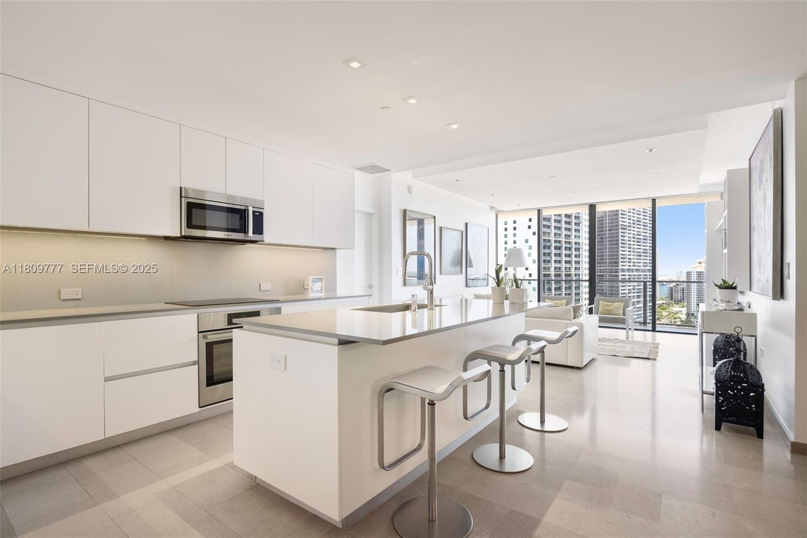 68 SE 6th Street 1703, Miami, FL 33131 photo 2